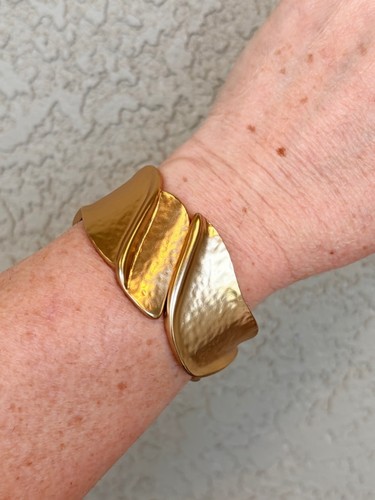 Modern gold wavy - cuff, hinged